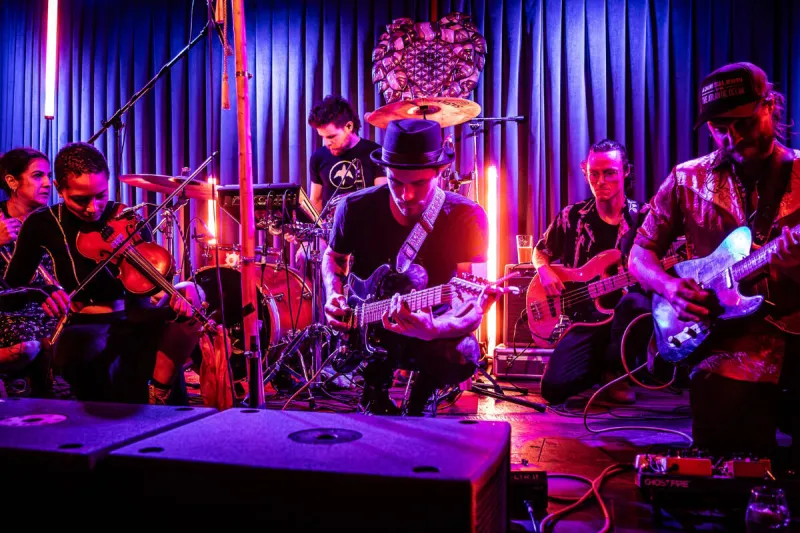 Small Town Artillery en concert à Errington