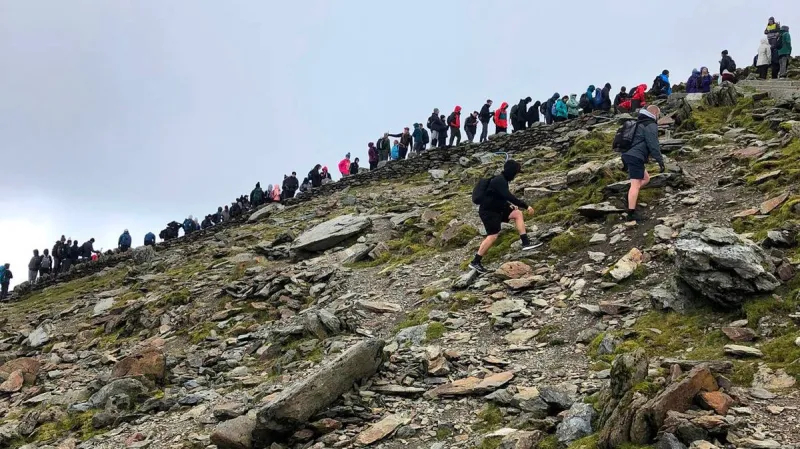 Les files d'attente au sommet du Snowdon relancent le débat sur la surfréquentation