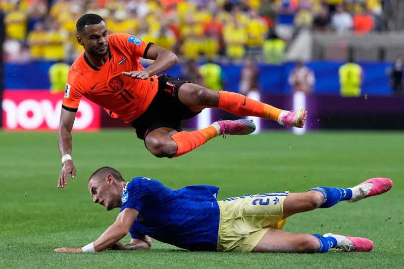 Des joueurs de foot sautent en parfaite symétrie, évitent la collision