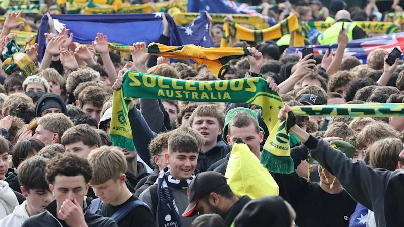 Les fans des Socceroos envahissent Federation Square pour le match de la Coupe du Monde