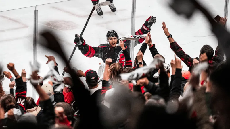 Deux buts de Stankoven mènent les Hurricanes devant les Flyers dans le match 1