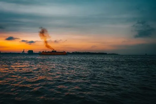 Explosion dans un chantier naval de Staten Island blesse 16 personnes, dont 13 pompiers