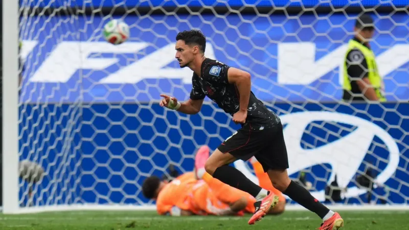 Stephen Eustáquio marque un but décisif