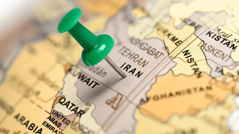 Baisse des actions sur tensions Iran; Intel bondit tard