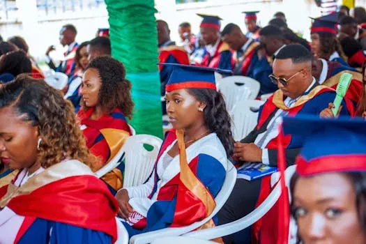 Des étudiants subissent une averse lors de la remise des diplômes