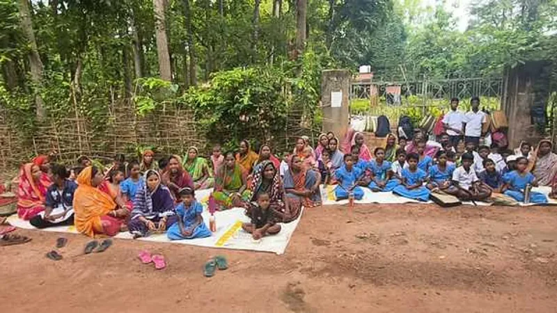 Élèves protestent contre le manque d'eau potable dans une école publique de Delhi