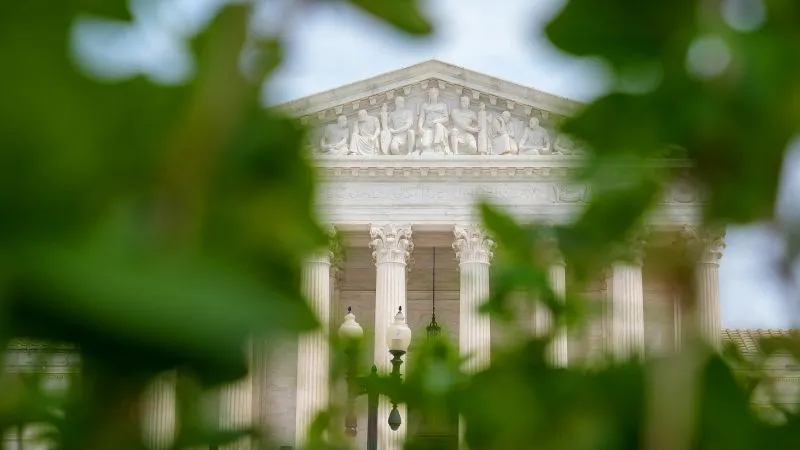 La Cour suprême limite la loi sur le droit de vote, examine le statut TPS