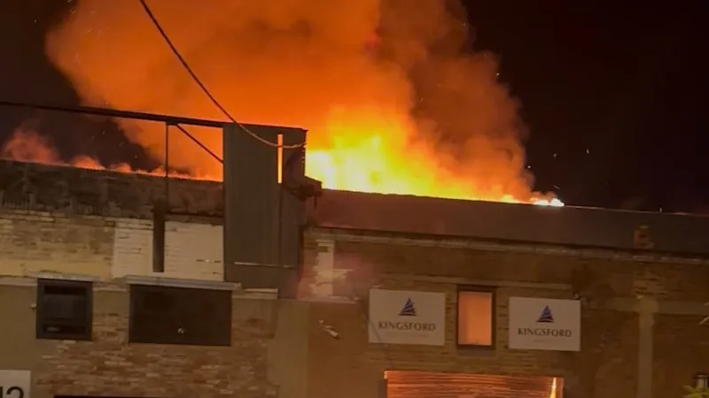 Incendie suspect ravage des commerces dans l'ouest de Melbourne