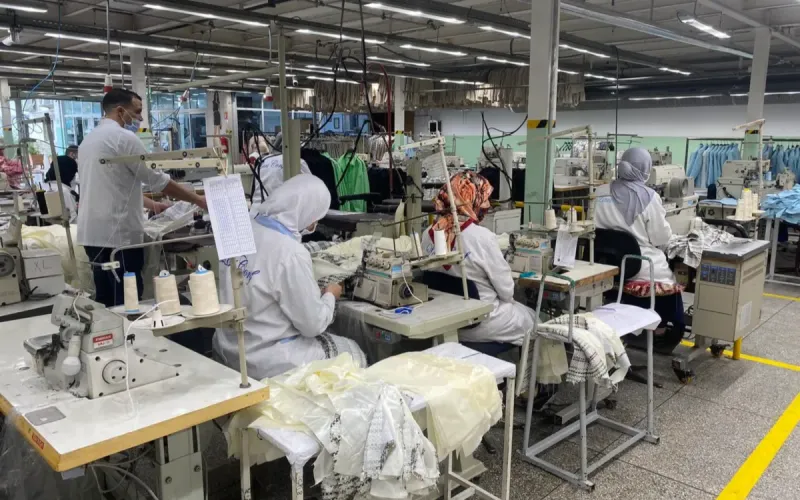 À Tanger, les ouvriers quittent les usines pour le travail à la pièce