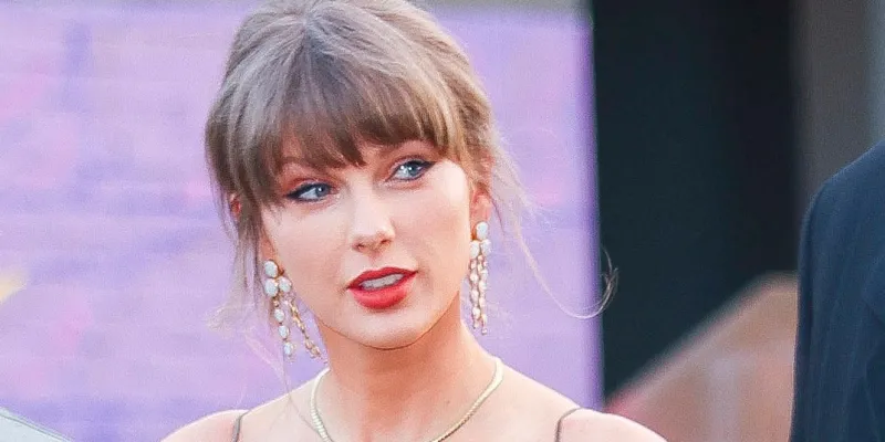 Taylor Swift assiste à un mariage en tenue de brocart floral