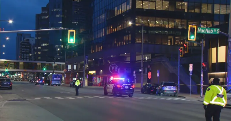 Adolescent suspect se rend dans la fusillade du centre commercial