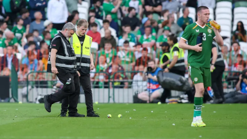 Protestation de balles de tennis au match Irlande-Qatar