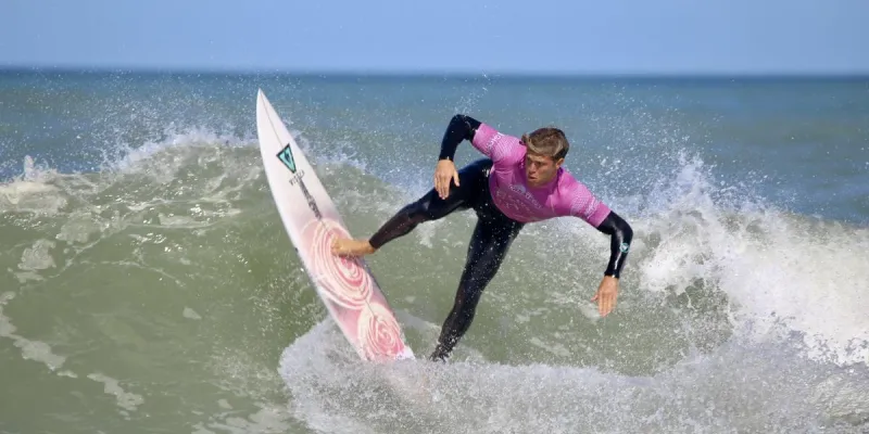 Teva Bouchgua, le surfeur de Carcans aux portes de l'élite