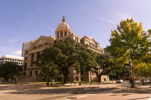 La Cour suprême du Texas bloque le fonds d'aide aux immigrants du comté de Harris