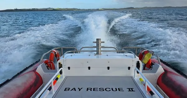 Trois hommes secourus après le chavirement d'un bateau dans la Baie des Îles
