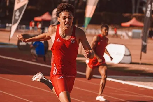 Tom remporte l'épreuve d'athlétisme des vétérans