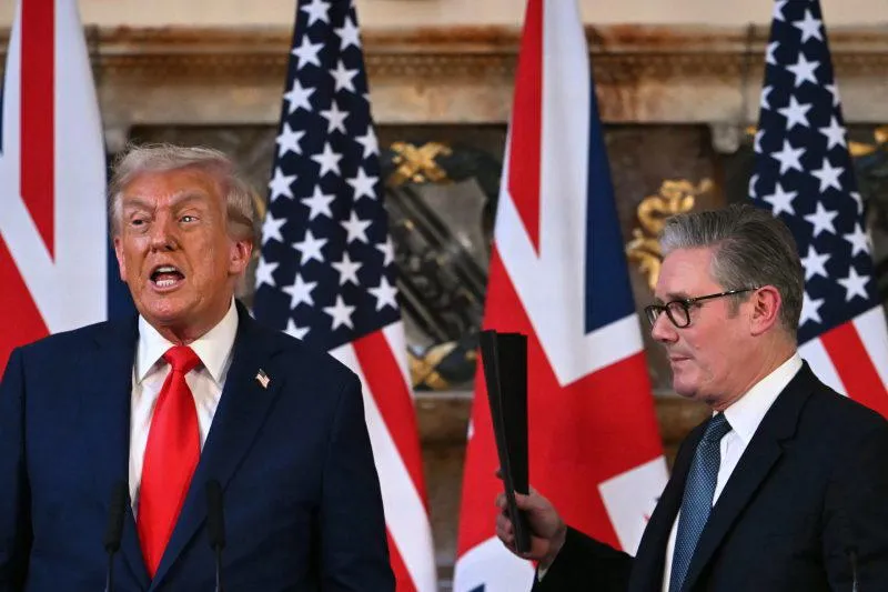 Trump critique Starmer après sa démission