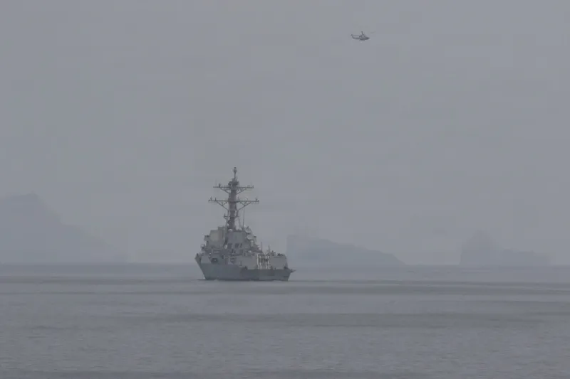 Trump suspend les escortes navales dans le détroit d'Ormuz lors des pourparlers avec l'Iran