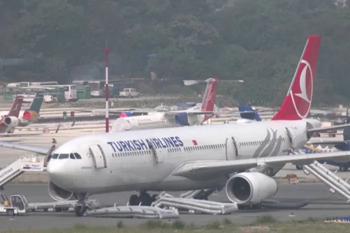 Avion de Turkish Airlines évacué après fumée du train d'atterrissage