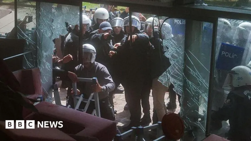 La police turque perquisitionne le siège du CHP après la destitution de ses dirigeants
