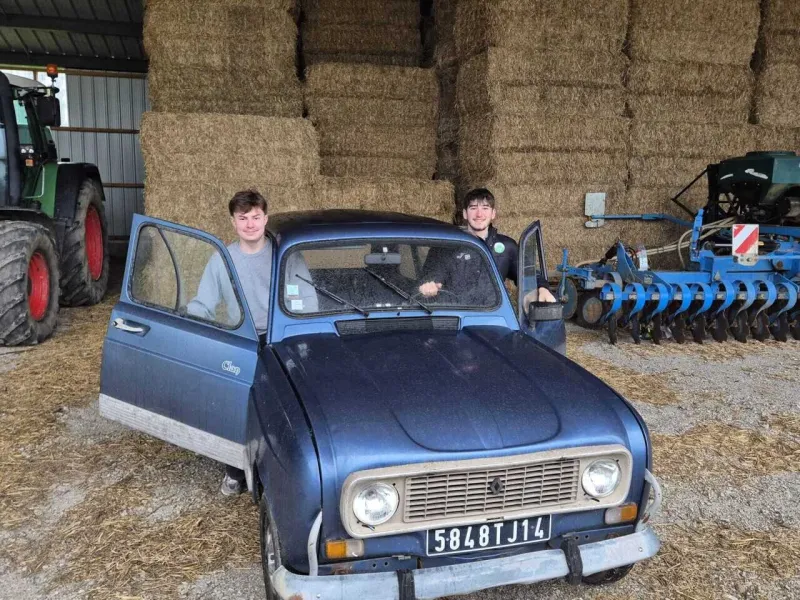 Deux jeunes de 19 ans préparent leur aventure en 4L sur les bords de Seine