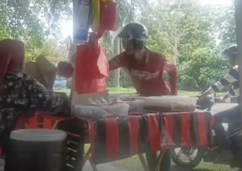 Deux hommes volent caisse et téléphone à un stand de riz à Ipoh