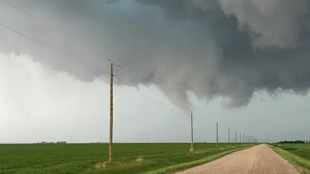 Deux tornades confirmées dans le sud du Manitoba après la tempête