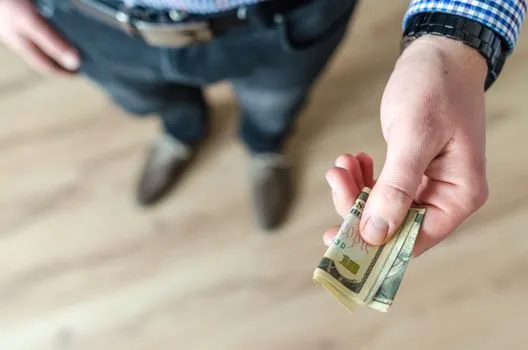 Un magnat nie que son offre de 12,9 G$ a fait abandonner les charges