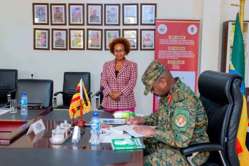 Le chef des forces de défense ougandaises et l'ambassadrice éthiopienne discutent des liens bilatéraux