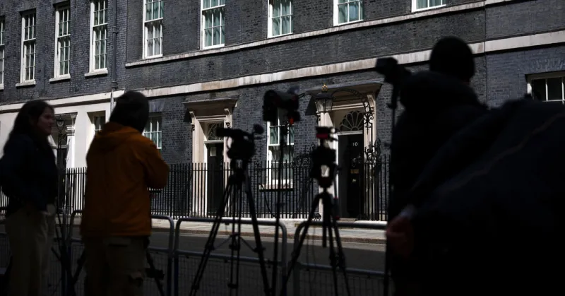 Le PM britannique Starmer fait face à une démission et une menace de censure