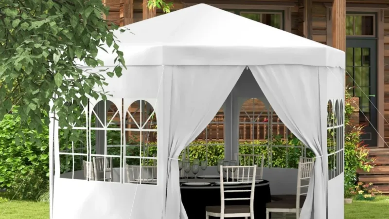 Un détaillant britannique réduit le prix du gazebo à 62 £ pour les fêtes en plein air