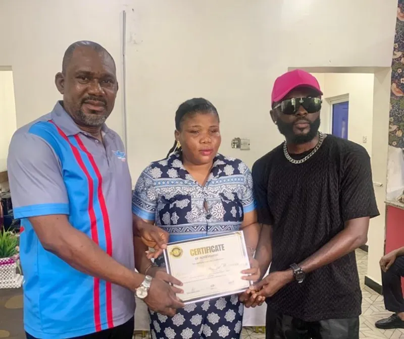 United Nigeria Airlines soutient des chanteurs malvoyants