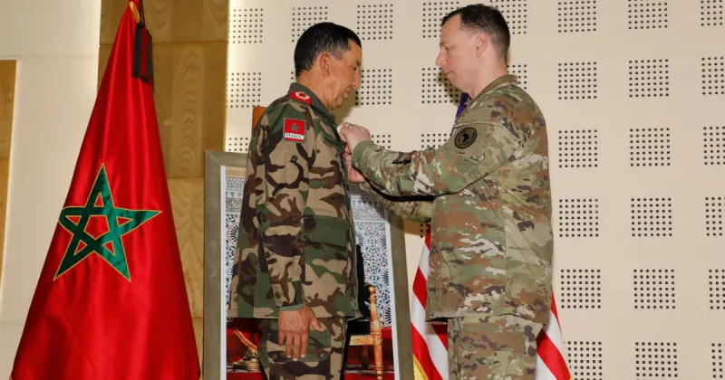Le chef de l'AFRICOM décore des officiers marocains à African Lion 2026