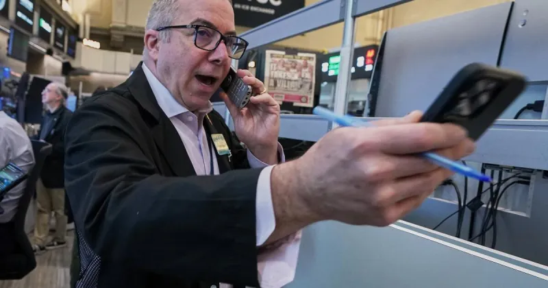 Wall Street hésite, pétrole en baisse, tech en repli