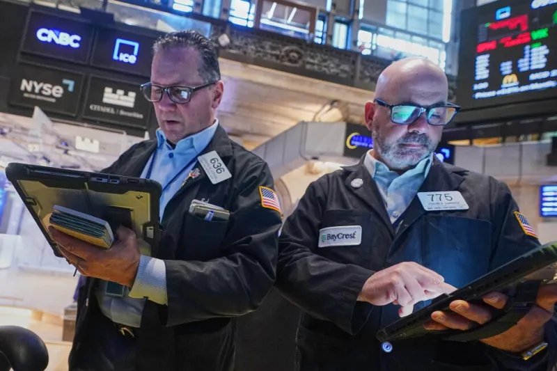 Wall Street hésite, pétrole en baisse, attend SpaceX