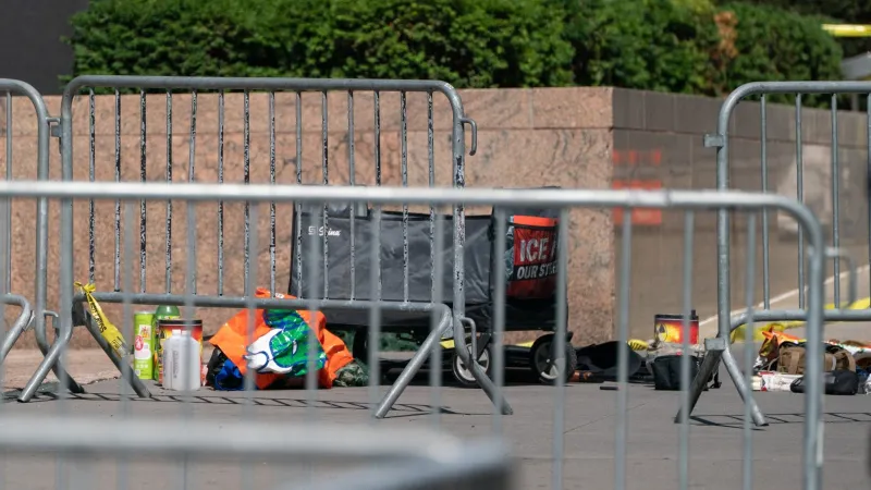 Un vétéran tire avec un fusil à plombs et allume des feux d'artifice devant un bâtiment fédéral à New York