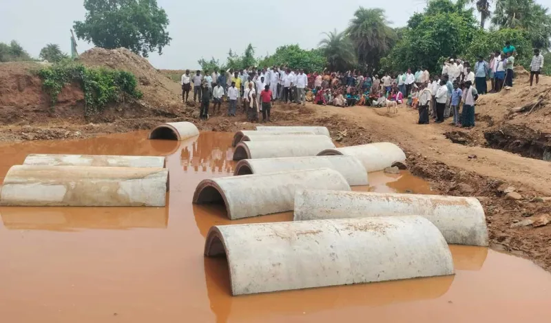Des villageois accusent des dirigeants du Congrès de bloquer un pont à Khammam