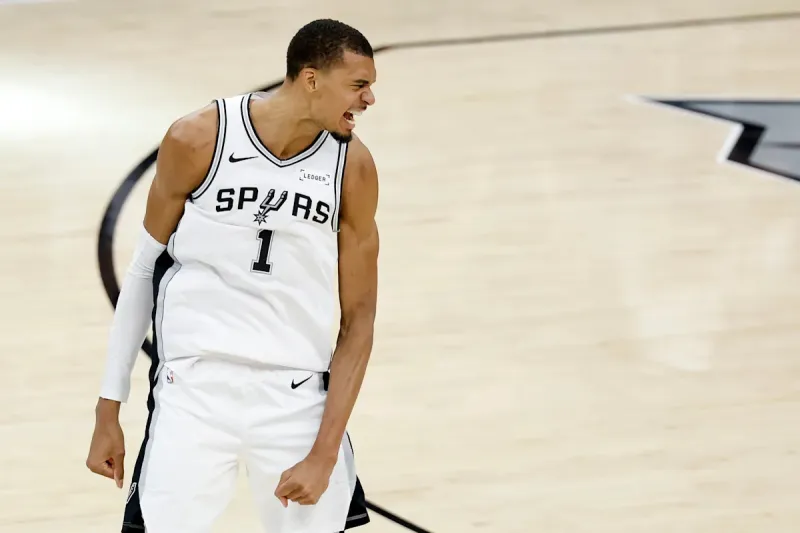 Le tir du milieu du terrain de Wembanyama au buzzer propulse les Spurs