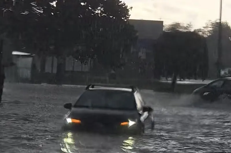 Inondations dans l'Ouest-de-l'Île : 20 000 foyers sans électricité