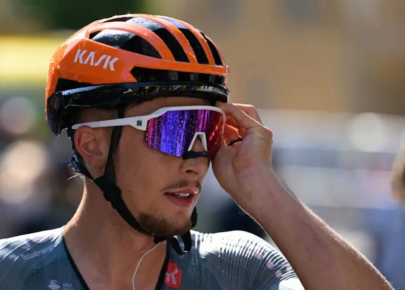 Pourquoi les coureurs du Tour de France se collent le nez