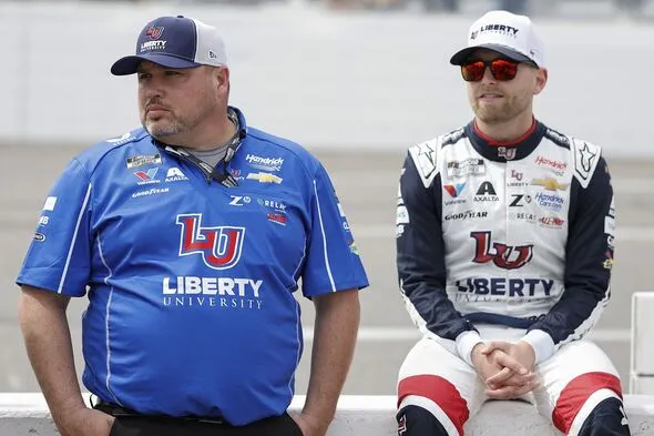 Échange radio vérifié entre William Byron et son chef d'équipe