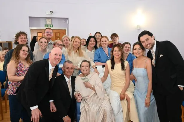 Le personnel de l'hôpital de Wishaw organise un mariage pour un patient en phase terminale
