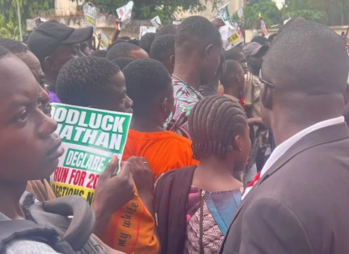 Des jeunes manifestent chez Jonathan, l'incitent à se présenter en 2027